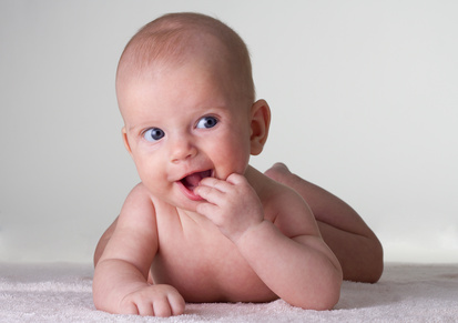 bébé lève la tête