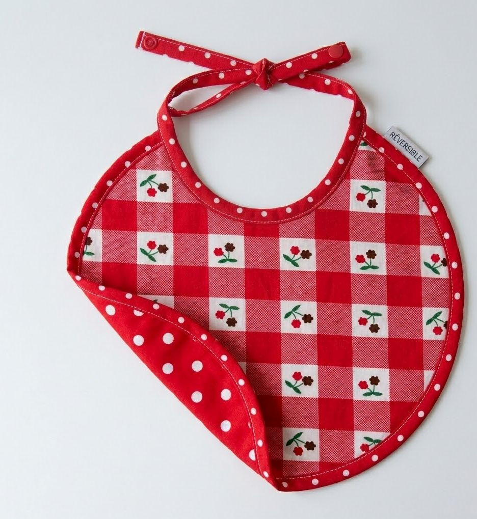 Bavoir rouge à fleurs