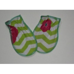 Moufles naissance 'Vert fleurs roses'