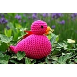 Hochet 'canard rose' crochet 