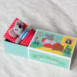 Peluche souris dans sa petite maison 