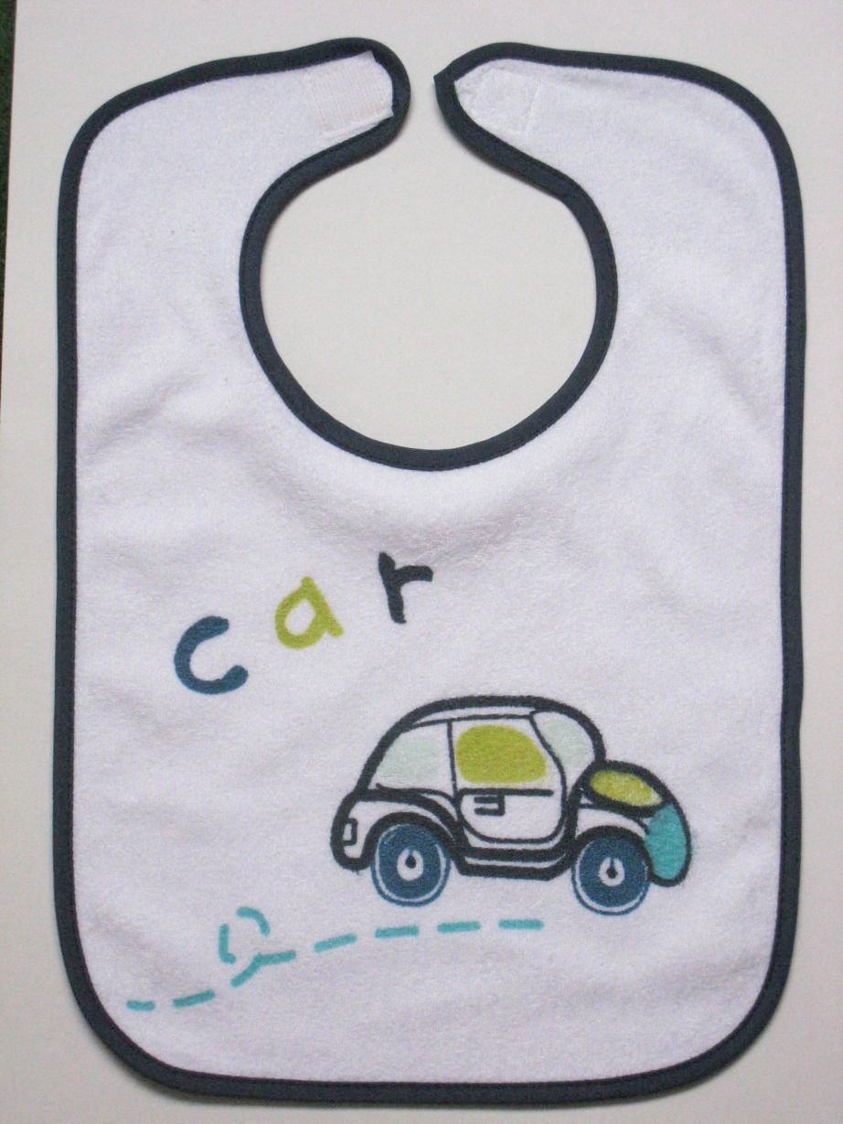 Bavoir blanc motif 'car'