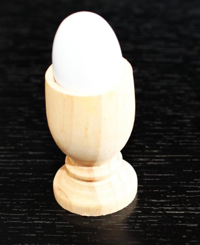 Oeuf et coquetier en bois