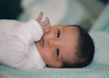 Que faire quand bébé pleure dès qu'on le pose