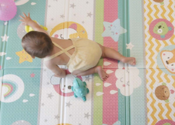 Sur le dos ou sur le ventre sur le tapis d'éveil