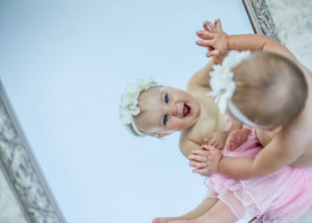 L'effet du miroir pour le tout petit