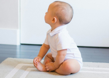La position assise de bébé