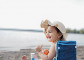 Protéger bébé du soleil : Les bons réflexes pour des sorties en toute sécurité